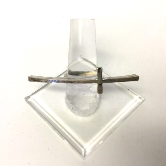 FOSSIL ANTIQUE SILVER SIDEWAYS CROSS RING 7 NWOT - Picture 1 of 7